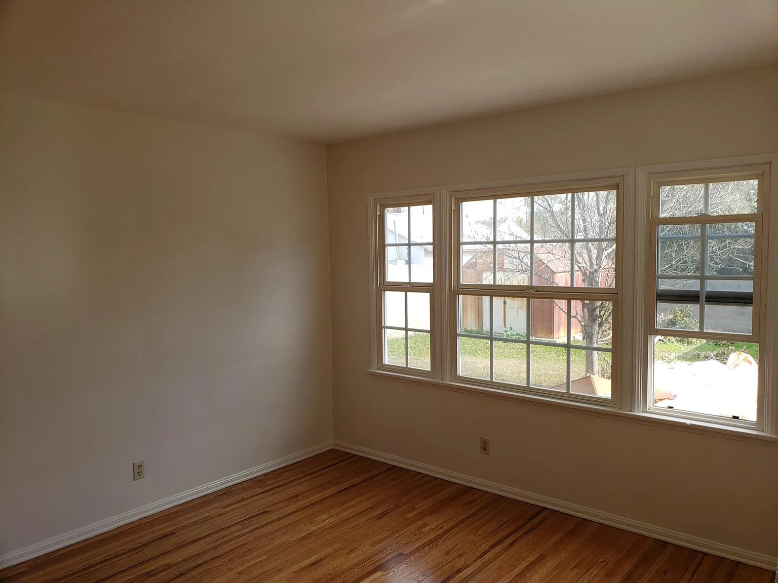 3 bed, 1052 sqft, $2,995 — Photo 3