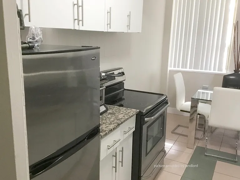 105 Raglan Ave — Photo 4