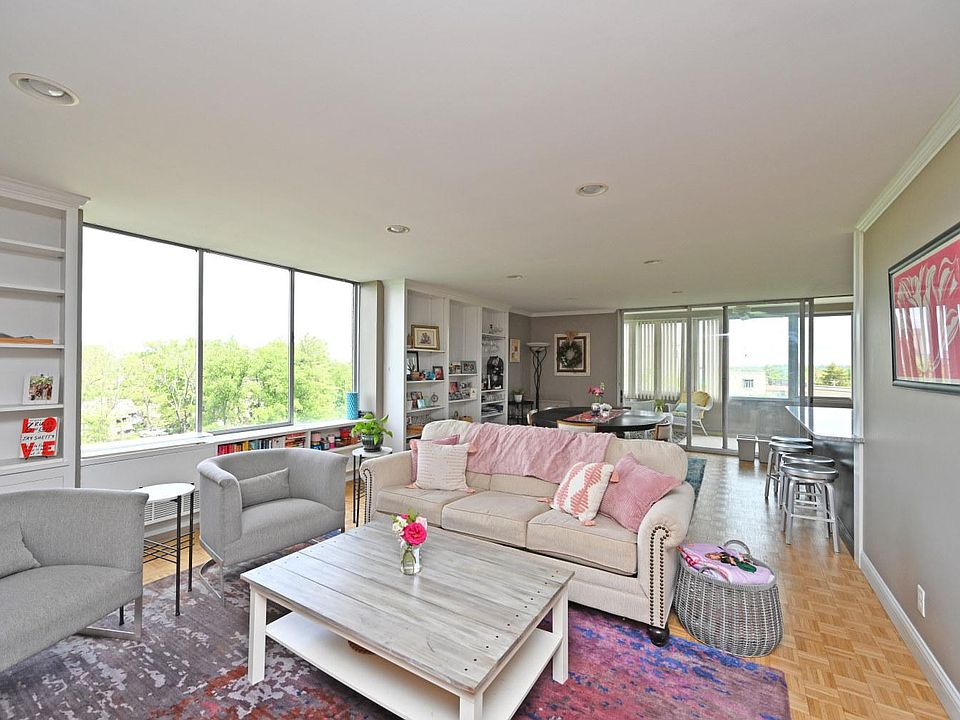 LIVING ROOM /GREATROOM PLENTY OF NATURAL LIGHT