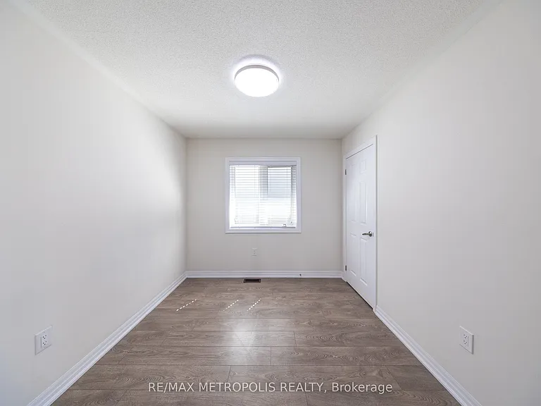 39 Northrop Ave — Photo 21