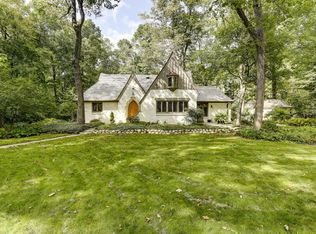 8260 N Gray Log Ln, Fox Pt, WI 53217