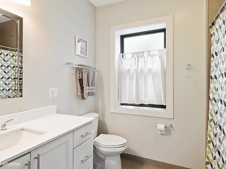 2553 W Winnemac Ave — Photo 8
