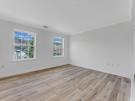 4th image of 138 Putnam St