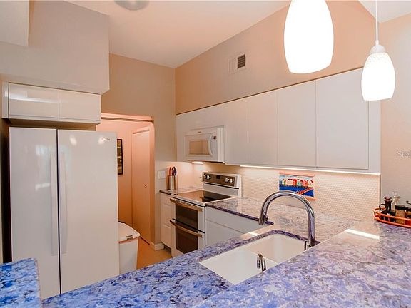 5th image of 100 4th Ave S APT 204