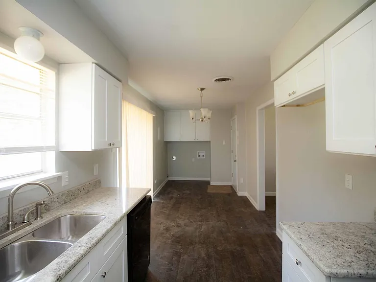 1401 Rebel Dr — Photo 5