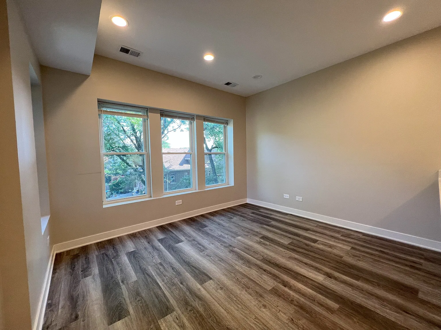 3 bed, 1000 sqft, $2,475 — Photo 3