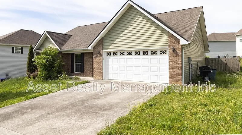 3 bed, 2.0 bath, 1521 sqft, $2,095 — Photo 2