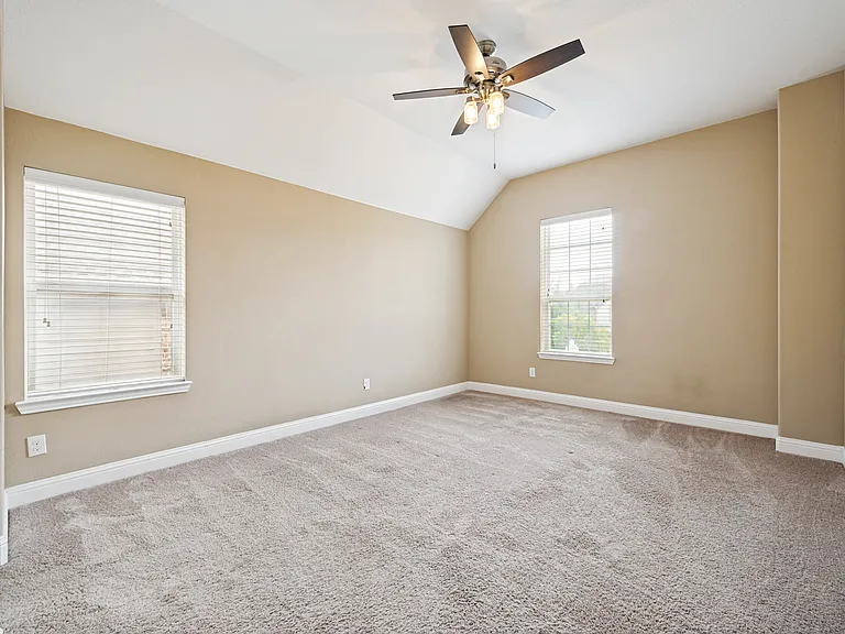 2449 Kingsgate Dr — Photo 11