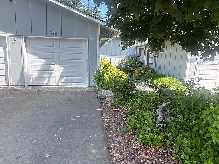 928 Blue Heron Ave NE — Photo 3