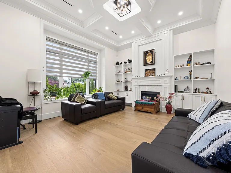 953 Jarvis St — Photo 2