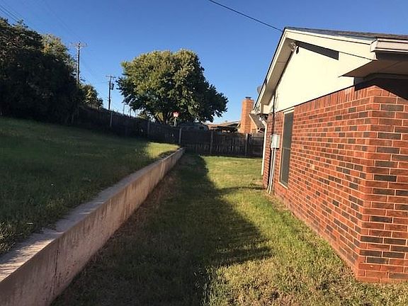 3rd image of 1631 Crestview Dr