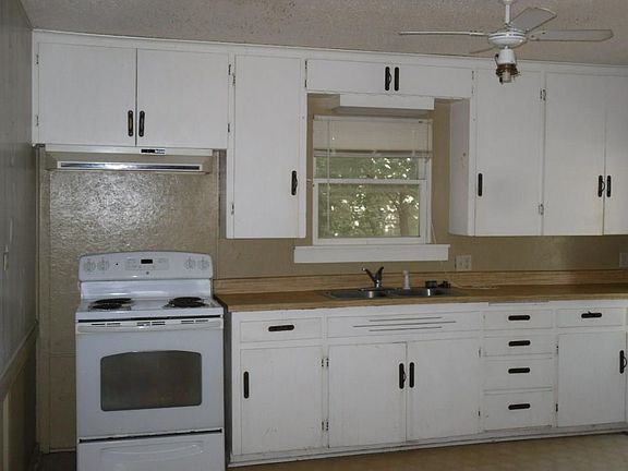 4th image of 605 N Pecan Ave