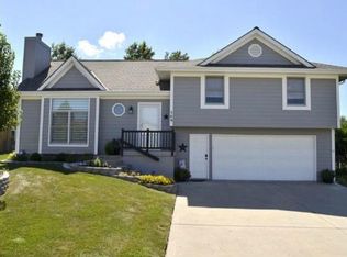 569 White Oak Ln, Liberty, MO 64068