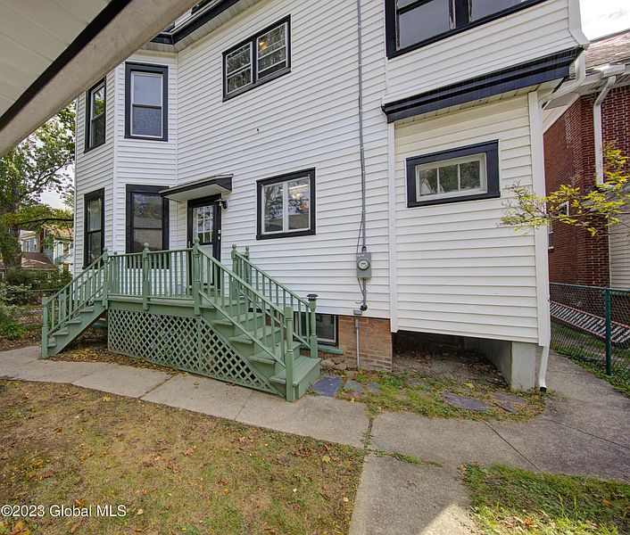 4th image of 31 Maple Avenue