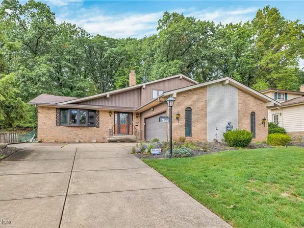 6794 Karen Dr, Seven Hills, OH 44131