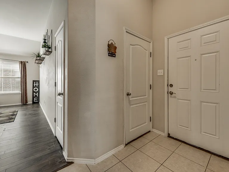 203 Cedar Creek Dr — Photo 3