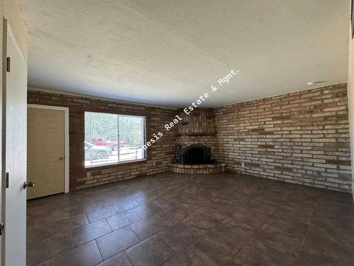 3 bed, 1.5 bath, 1040 sqft, $1,595 — Photo 2