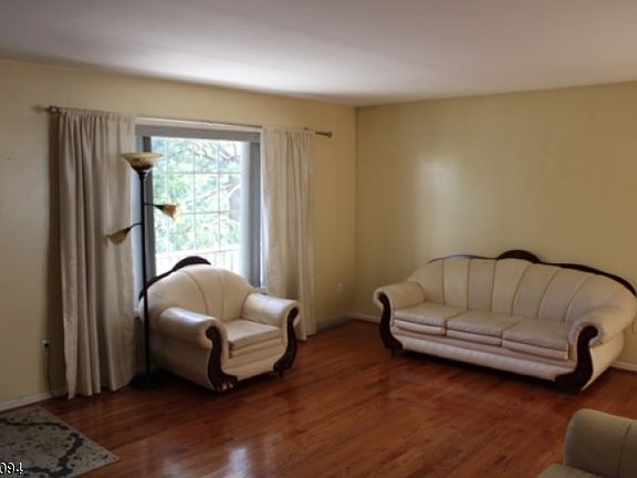 4th image of 710 Walnut St