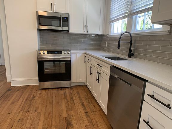 White shaker cabinets have slow close doors & drawers
