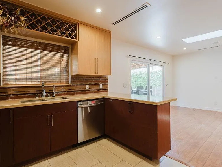 336 W Lexington Dr — Photo 18