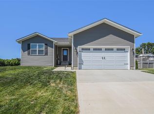 1194 Radcliffe Dr, Highland, IL 62249