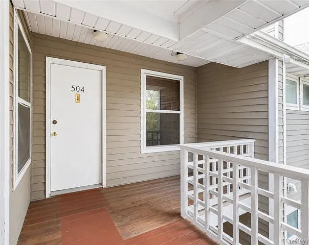 504 Continental Dr — Photo 3