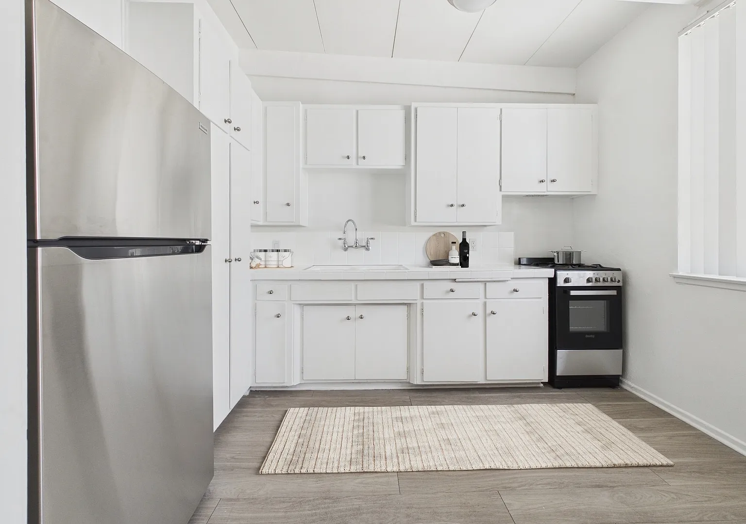 Royal Sepulveda Apartment Homes — Photo 1