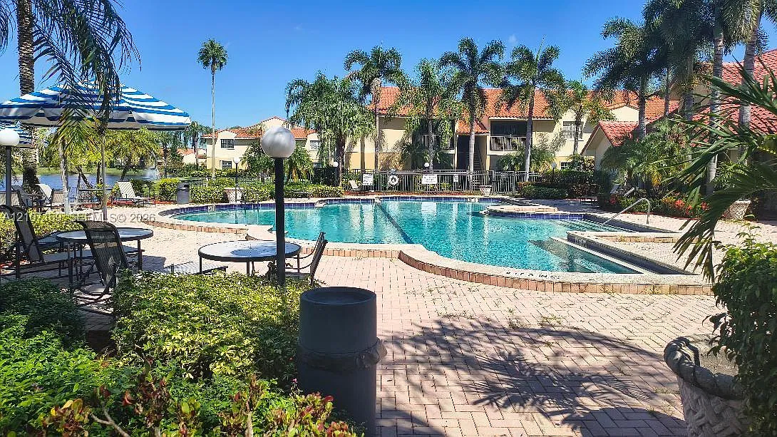 Royal Poinciana Condo — Photo 1
