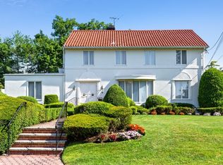 9 North Dr, Whitestone, NY 11357