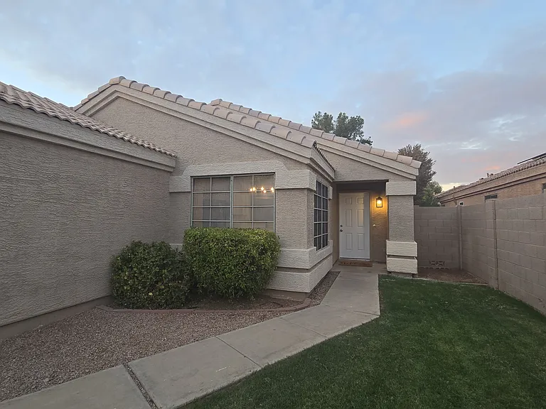 1736 E Palomino Dr — Photo 2