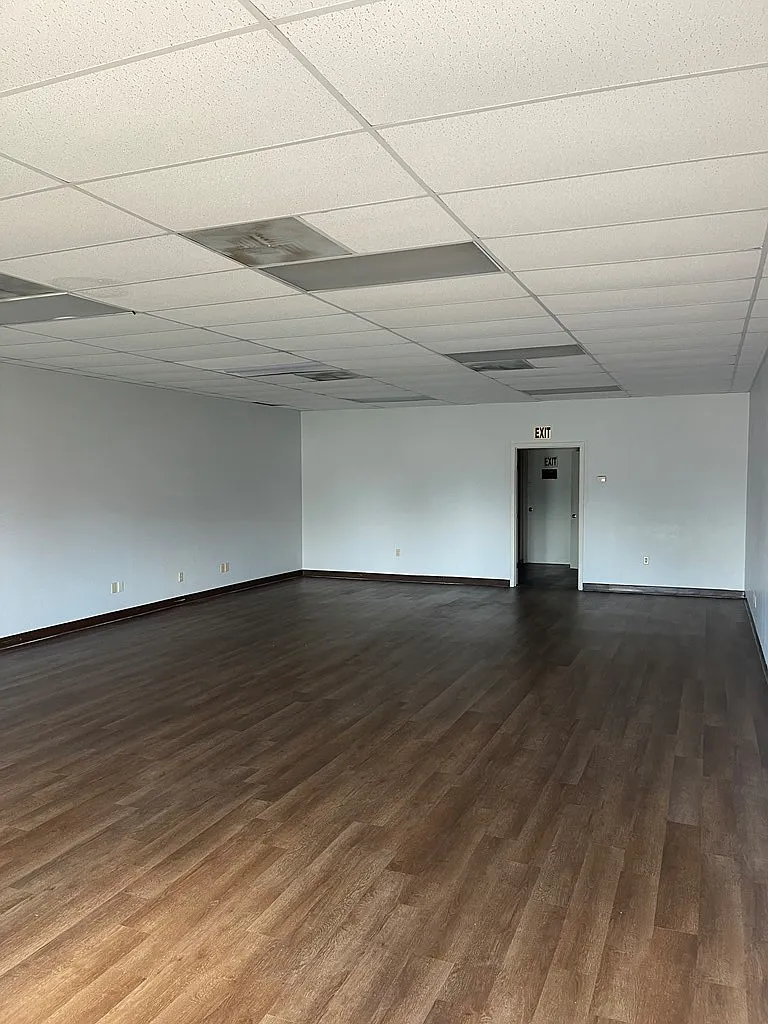 Building Photo - 502 E Ave E