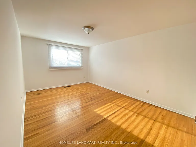 2293 Delkus Cres — Photo 9