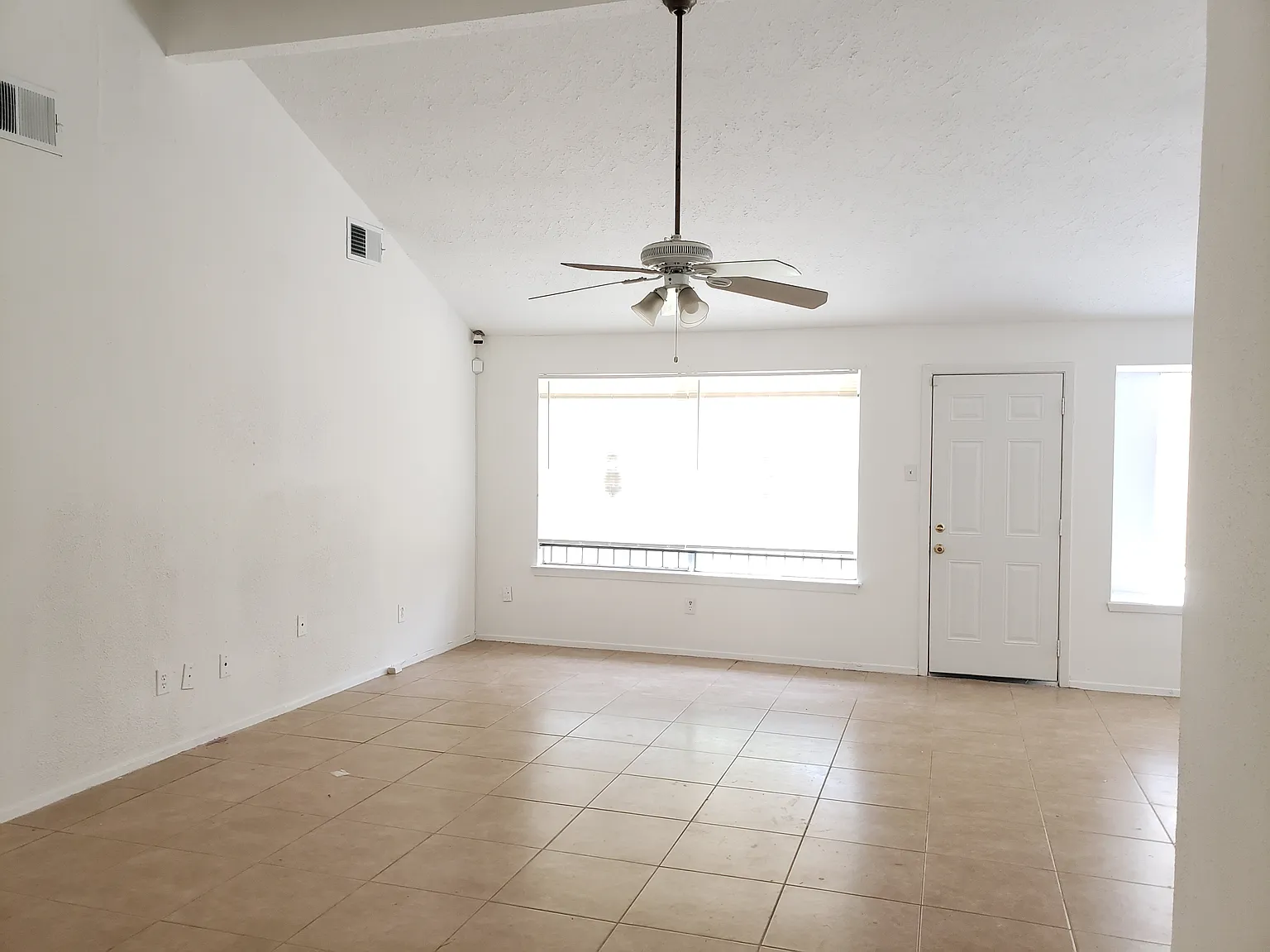3 bed, 1214 sqft, $1,650 — Photo 3