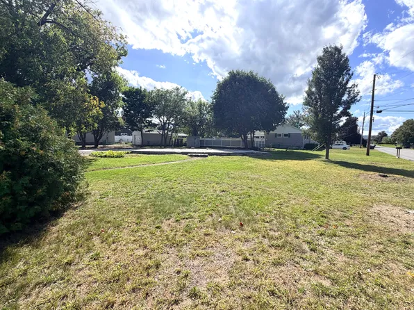 2 McIntosh Dr, Peru, NY 12972
