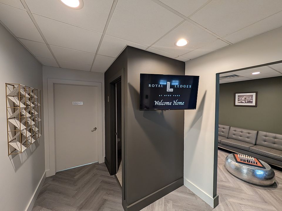 Office and Amenity Center Entrance