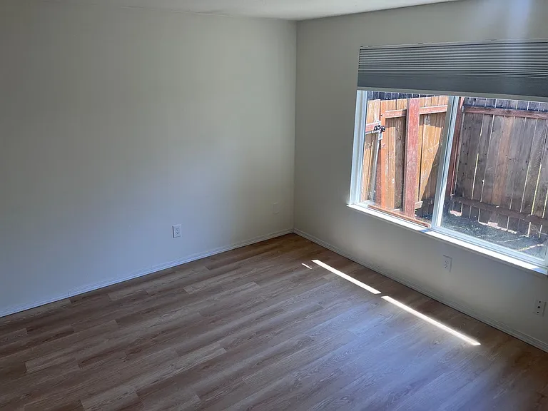 2583 NE Crocus Ct — Photo 7