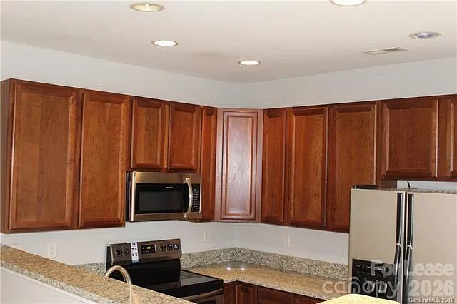 3 bed, 2.5 bath, 1600 sqft, $1,895 — Photo 3