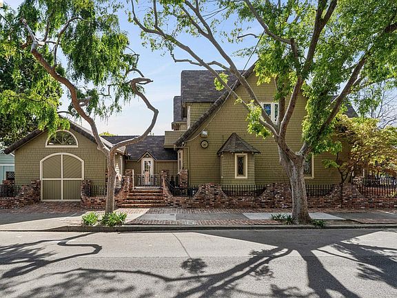 4th image of 824 Paru St
