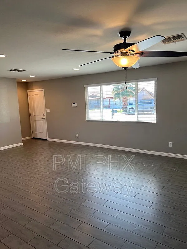 4 bed, 2.0 bath, 1821 sqft, $2,516 — Photo 3