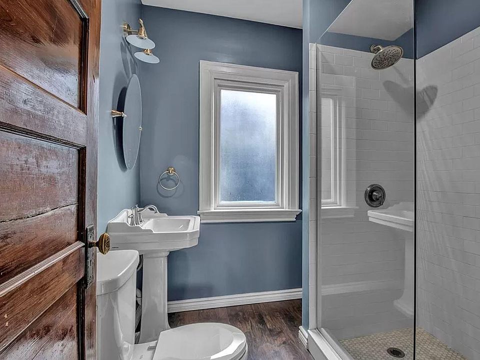 Newly redone full bath