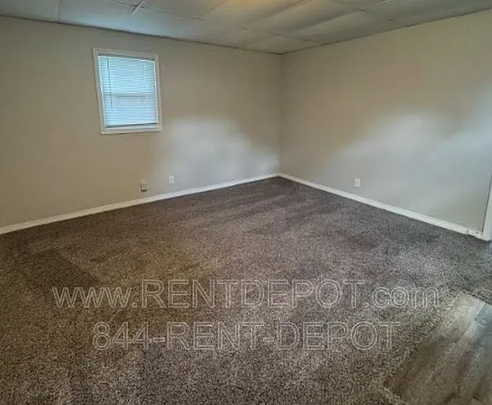 629 E Oregon St — Photo 3