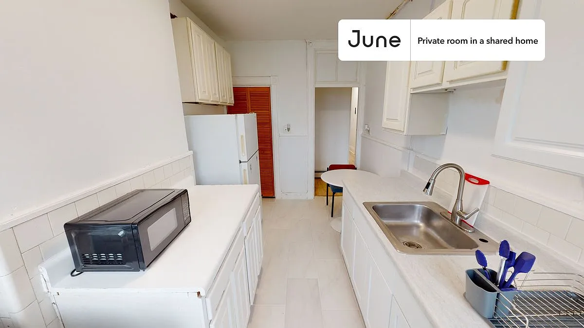 Full bedroom in 4 bed/1 bath home in Allston #1421 A — Photo 3