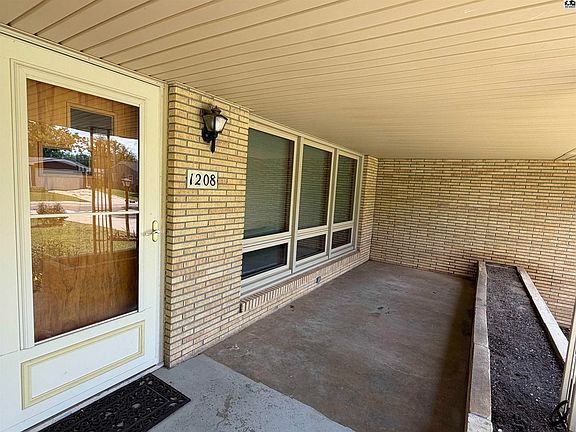 2nd image of 1208 Lyndon Rd