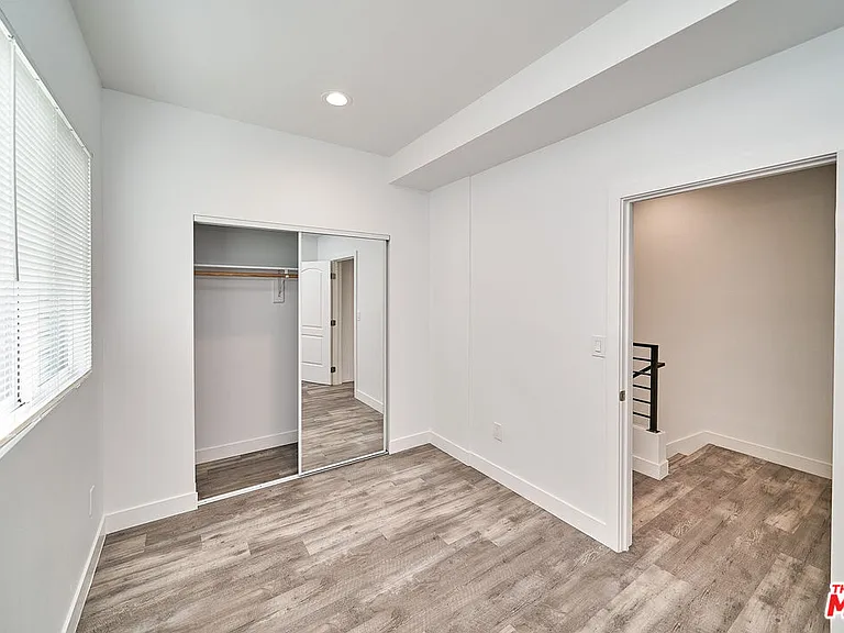 601 W 41st Pl — Photo 13