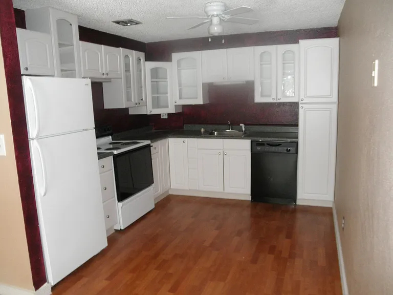 1700 NE Wells Acres Rd #9 — Photo 3