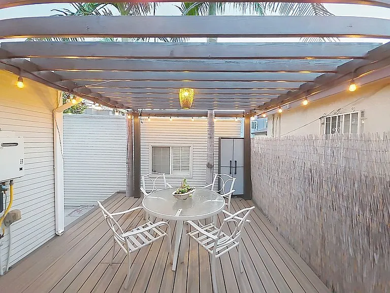 3819 S Van Ness Ave — Photo 23