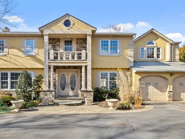 17 Shoreham Drive W, Dix Hills, NY 11746