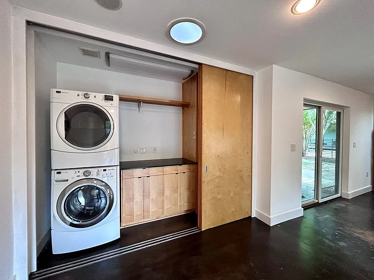 1718 Giles St — Photo 7
