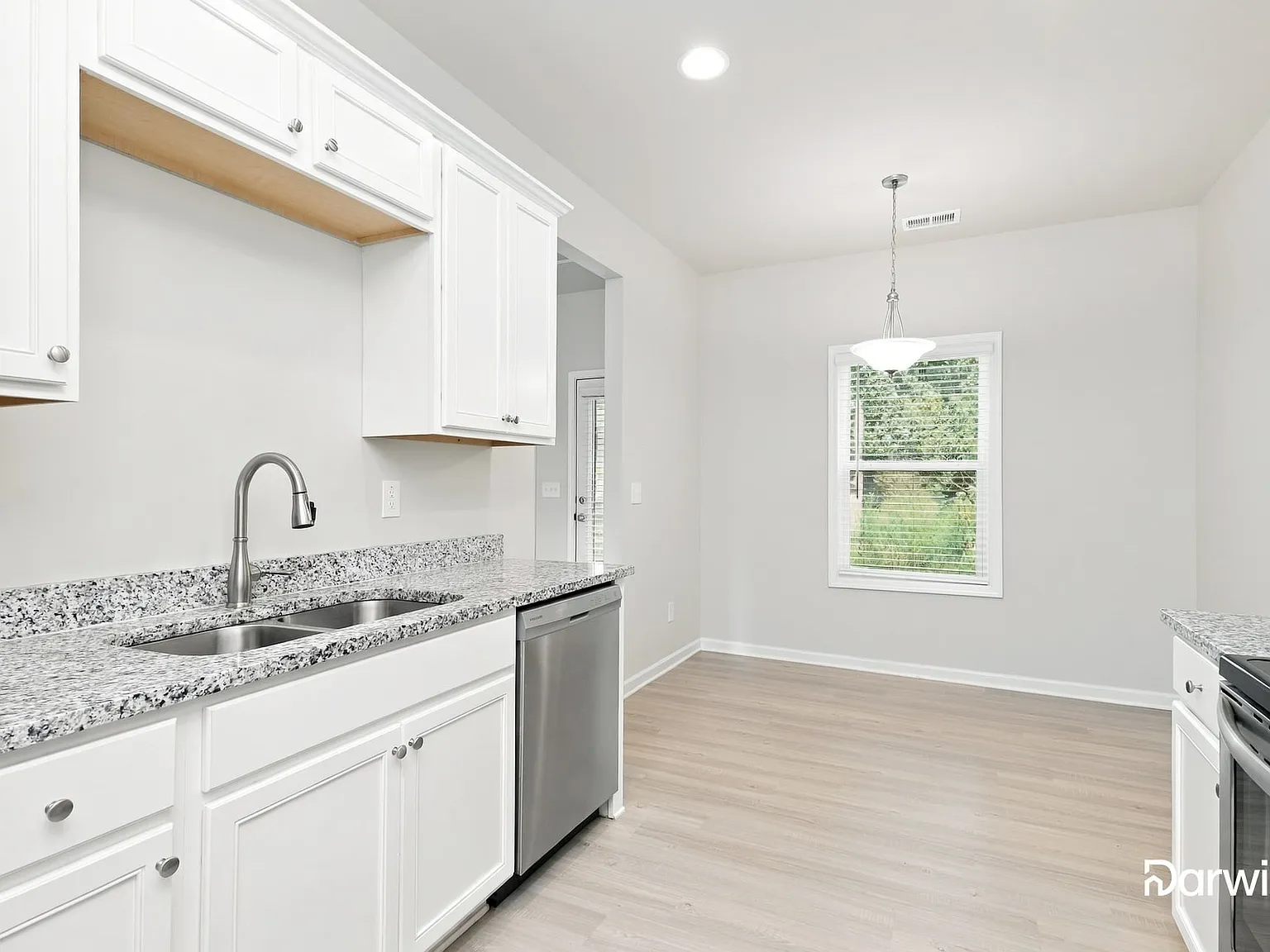 3 bed, 2.0 bath, 1601 sqft, $1,585 — Photo 3