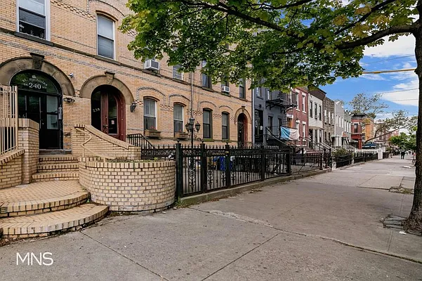 Rented by MNS | media 33